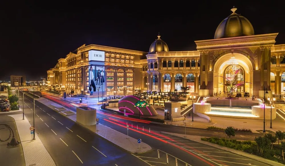 Place Vendôme, Lusail: illuminated façade with digital media at night